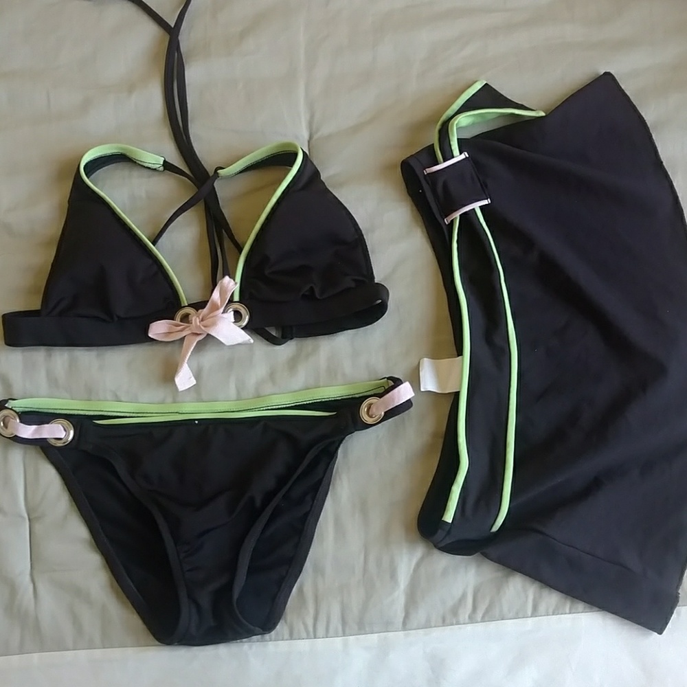 **MARKDOWN** Super cute bikini with cover-up skirt